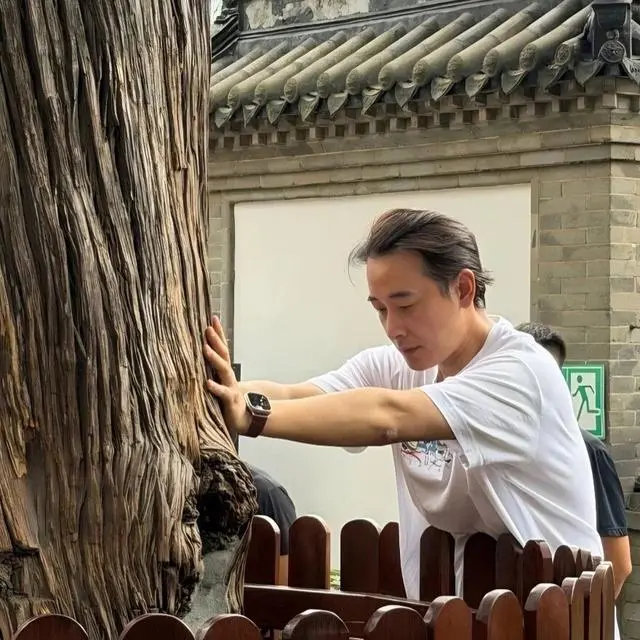 网友偶遇罗晋大孤山祈福，素颜出镜，整个人低调从容​