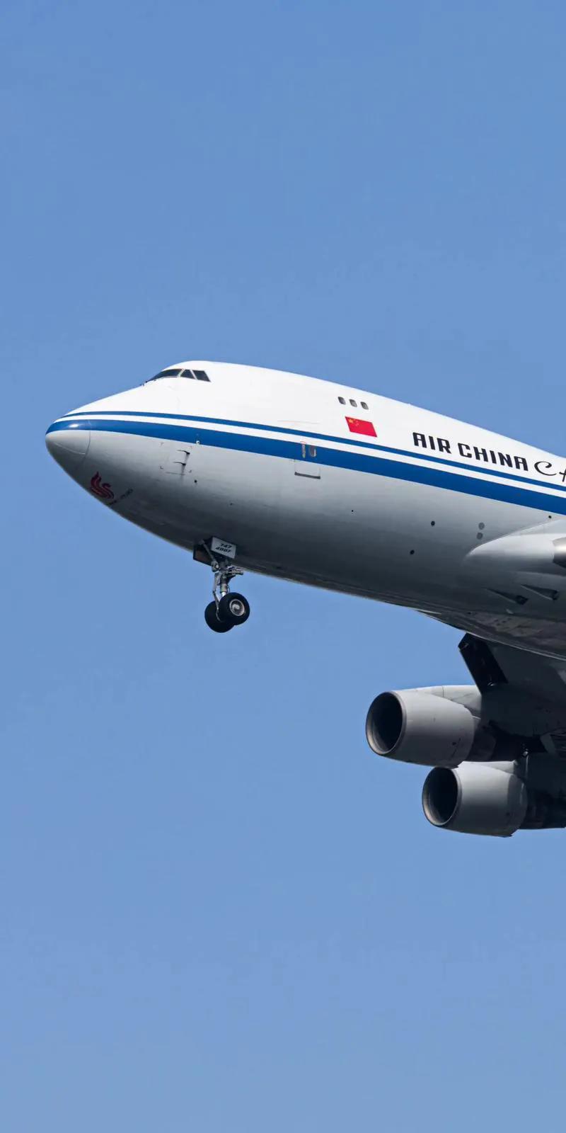 一架载着250人的国航波音777客机，8月26日从伦敦飞往北京途中突然遭遇惊魂时