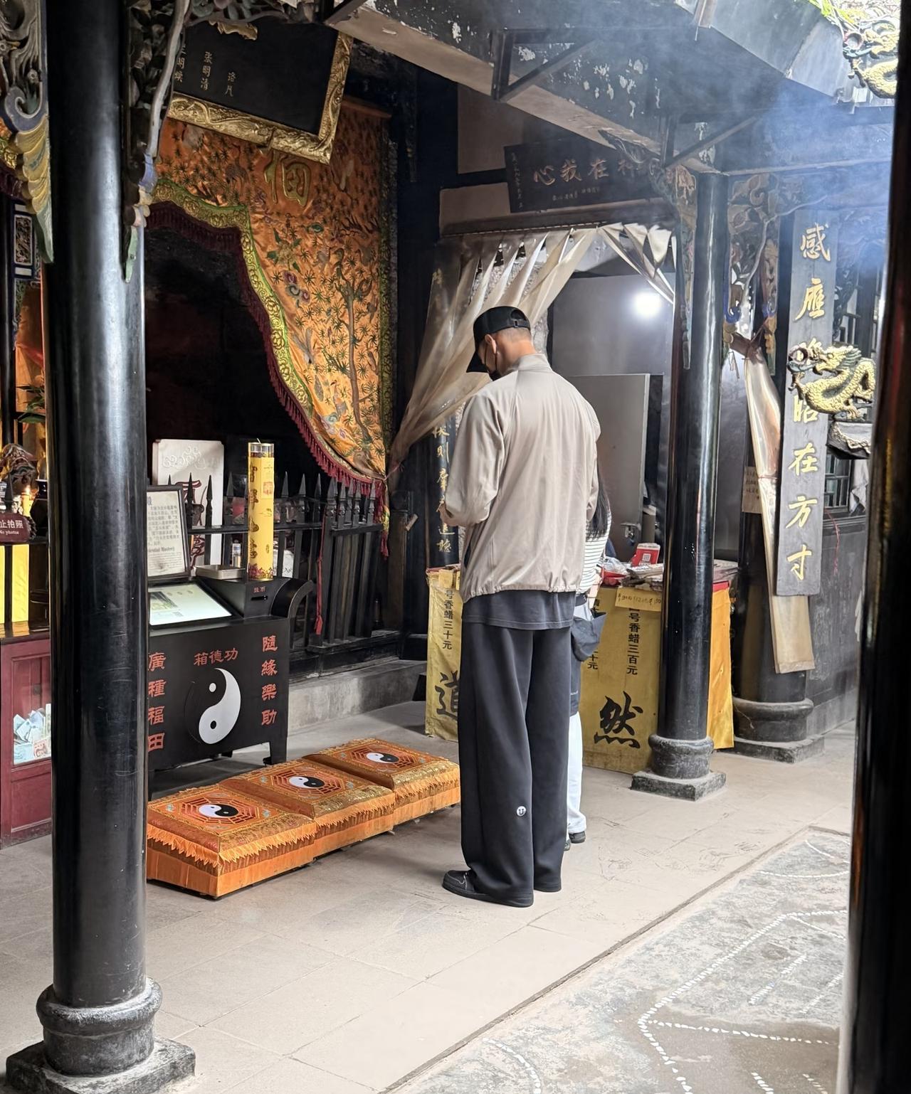 广东网友偶遇易建联在寺庙拜神，看到黑白阴阳图应该是在道教。易建联自从桃花丑闻