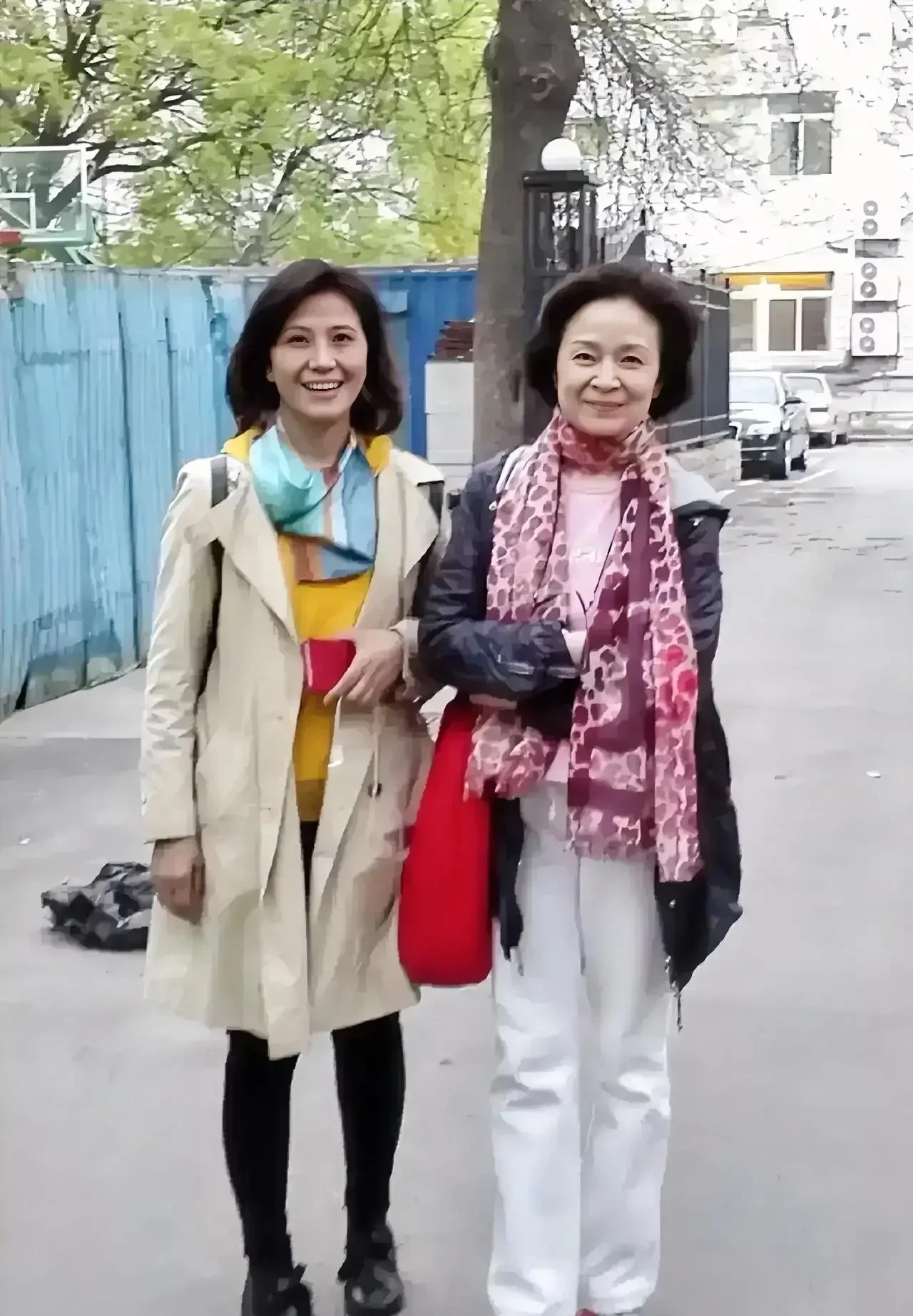 右边的是演员刘莉莉，左边的这位是谁啊？齐肩短发，看上去气质很好。
