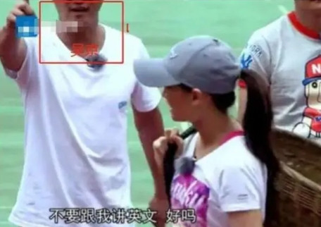 2015年，世界体操冠军李小鹏带着妻子李安琪上节目，李安琪全程使用英文，大秀优越