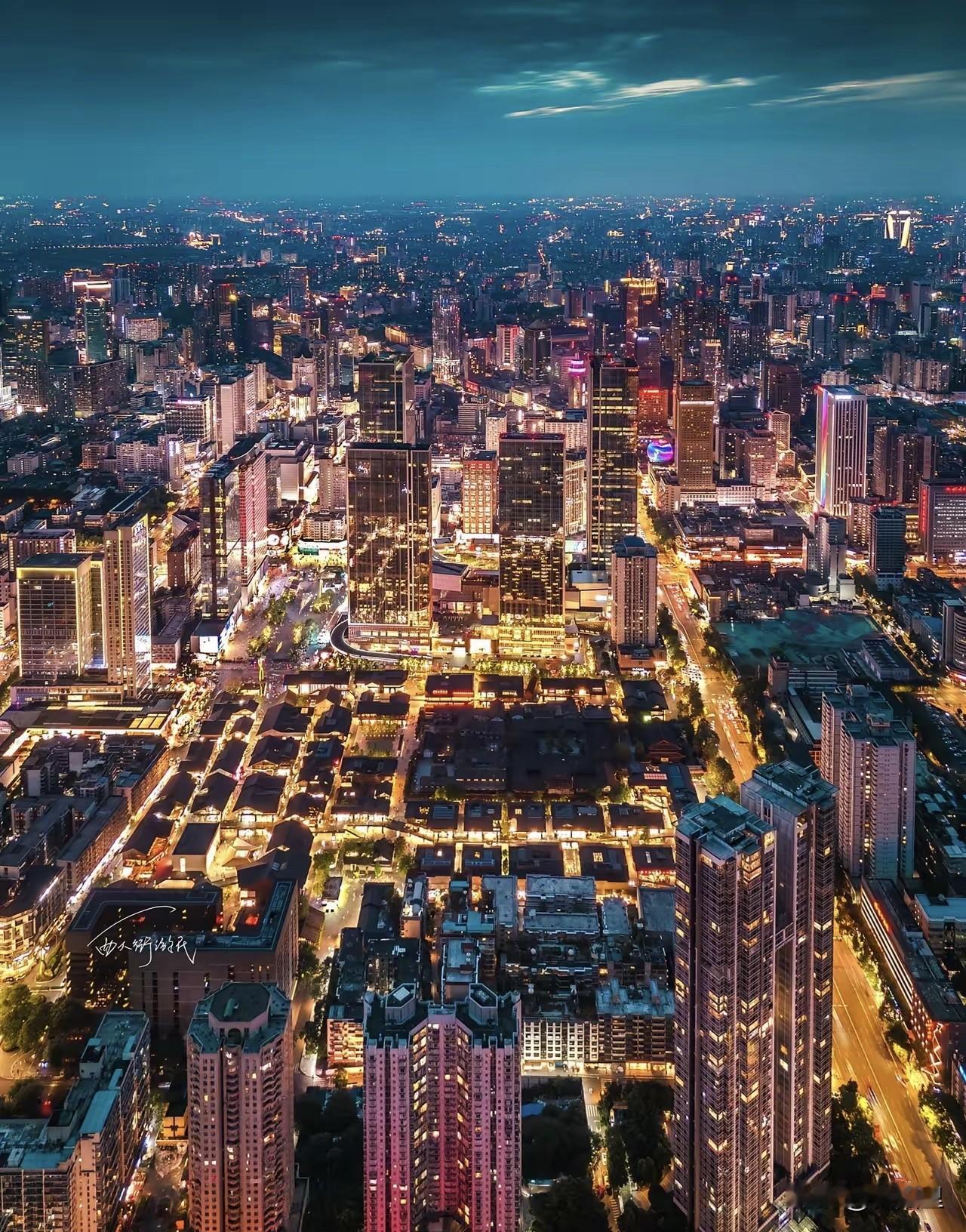 你敢相信吗？堂堂西部核心的成都，GDP比不上苏州算了，居然在城建上也落了下风！成