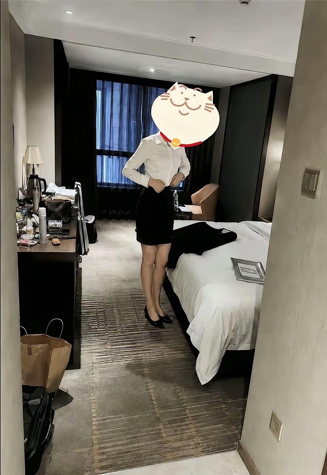 男子深夜发文称自己网恋了半年的女朋友奔现了，没奔现前女子一直说她工作非常忙，没时