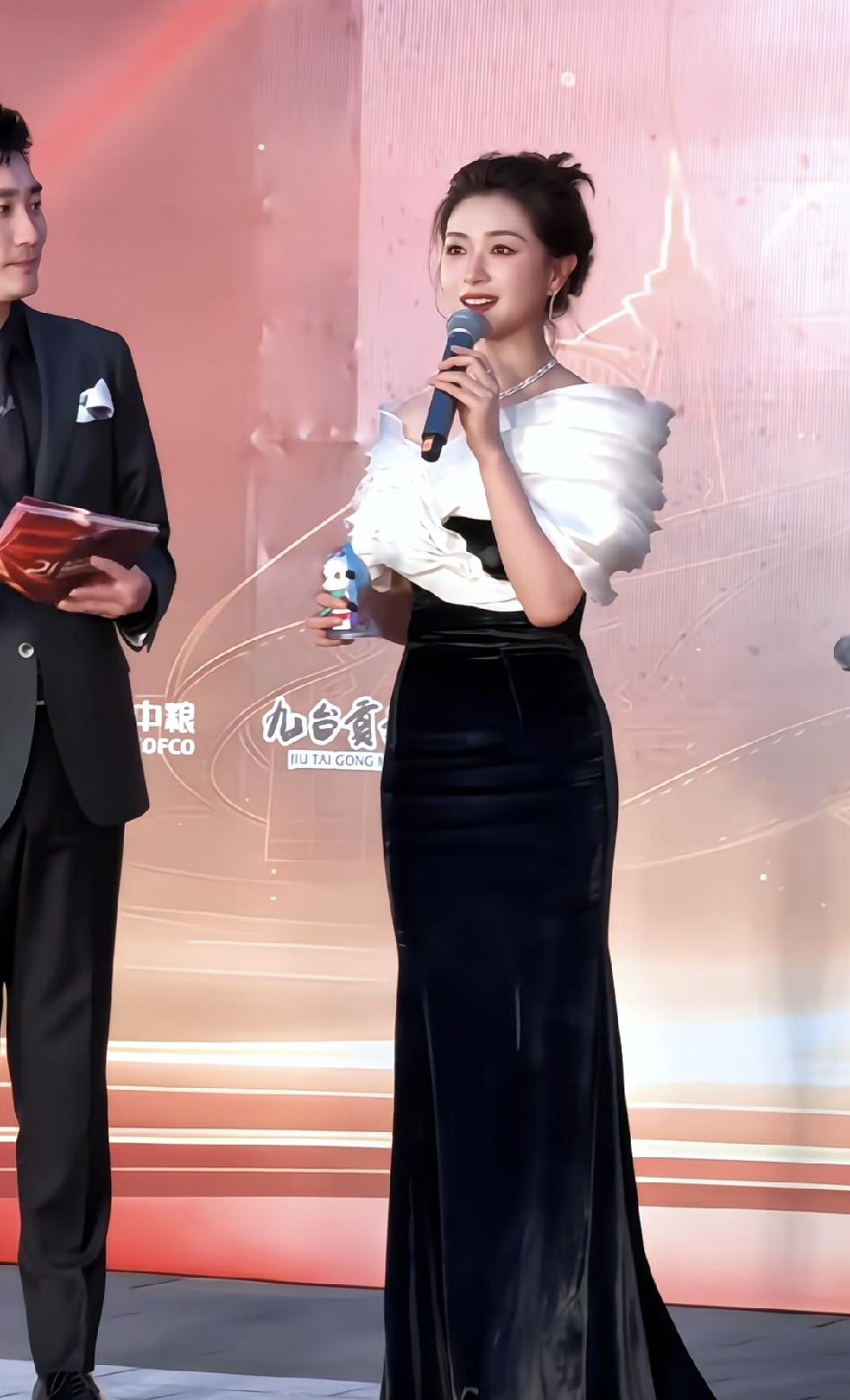 长春电影节出现一位很有气质的演员，查了百度，叫万茜。她就随意扎了个丸子头，黑白