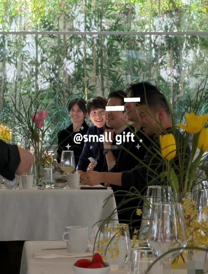 宋仲基夫妇合体出席婚礼！40岁状态好到犯规，婚后滋润感藏不住了近日，宋仲基