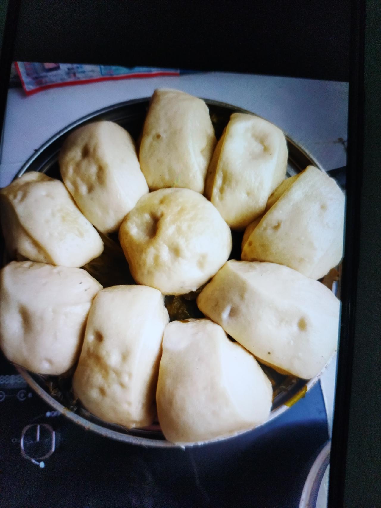 看看我老伴蒸的馒头，好不好？70多岁了，就是不会蒸馒头，怎么说他好呢？总