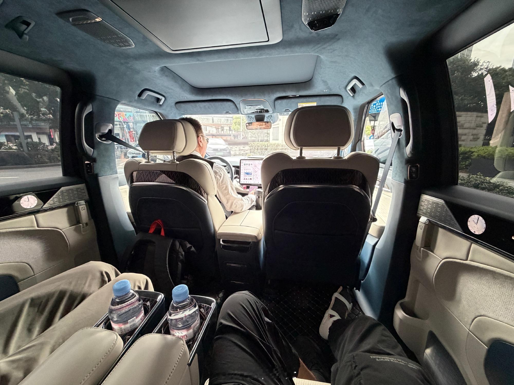 极氪9X五座版拍完了，这车28号10:00就要上市直接开卖，预计会比六...