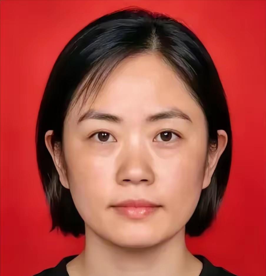 手握安置房钥匙、拿着终身退休金！退役女大校放弃安逸，扎根大凉山支教十几年。本