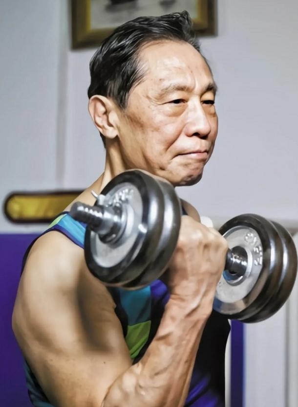 钟南山院士的养生方法完全值得借鉴！钟南山院士快90岁的人了，在家运动就是简单