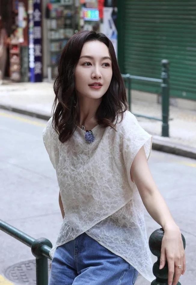 王鸥这套穿搭，温柔气质直接拉满米白色蕾丝小衫温柔又有质感，宽松版型藏肉不挑
