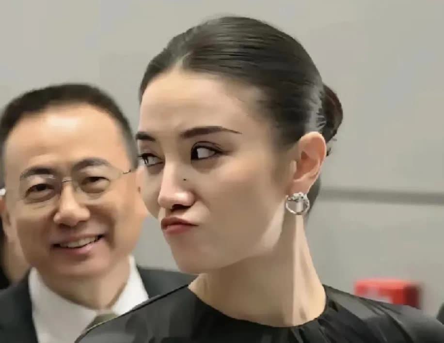 宋佳，如今可红了，谁见了都会心生喜爱。瞧这撅嘴卖萌可爱的模样，哪像是44岁的年龄
