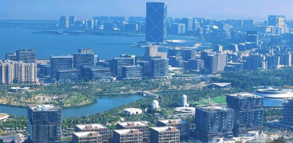 滴水湖说是上海巨变的典范，不为过吧？离人民广场70km之远，这5-10年，沧