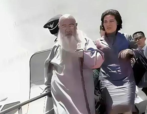 1949年12月，解放军快进成都时，张大千靠国民党高官张群，拿到最后三张飞台北的