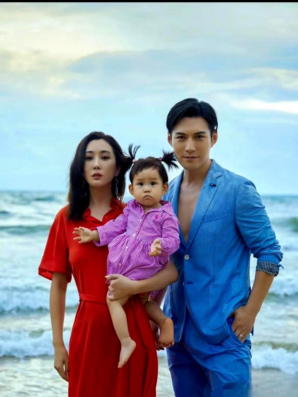 “她当年辞掉女一号，被骂恋爱脑。”现在，两口子把剧组开成了夫妻店。当年杜