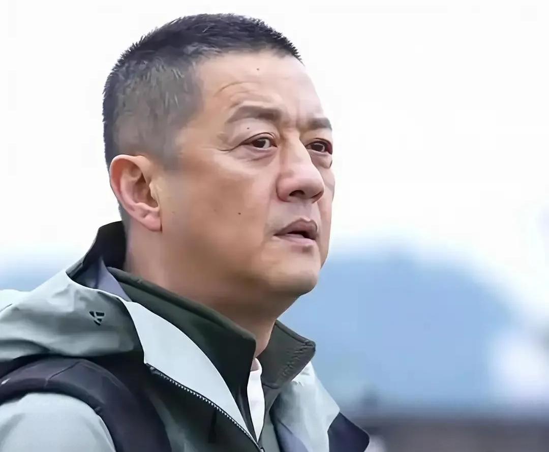 李亚鹏直播时红着眼眶说债全还完了，还点名感谢李嫣和窦靖童。他讲俩闺女不光给他打