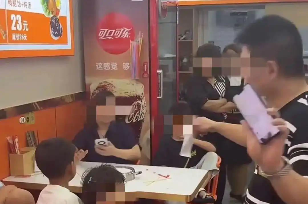 不讲武德？河南郑州，三名女子带多名孩子就餐，见店家可以免费续面，就给几个孩子点了