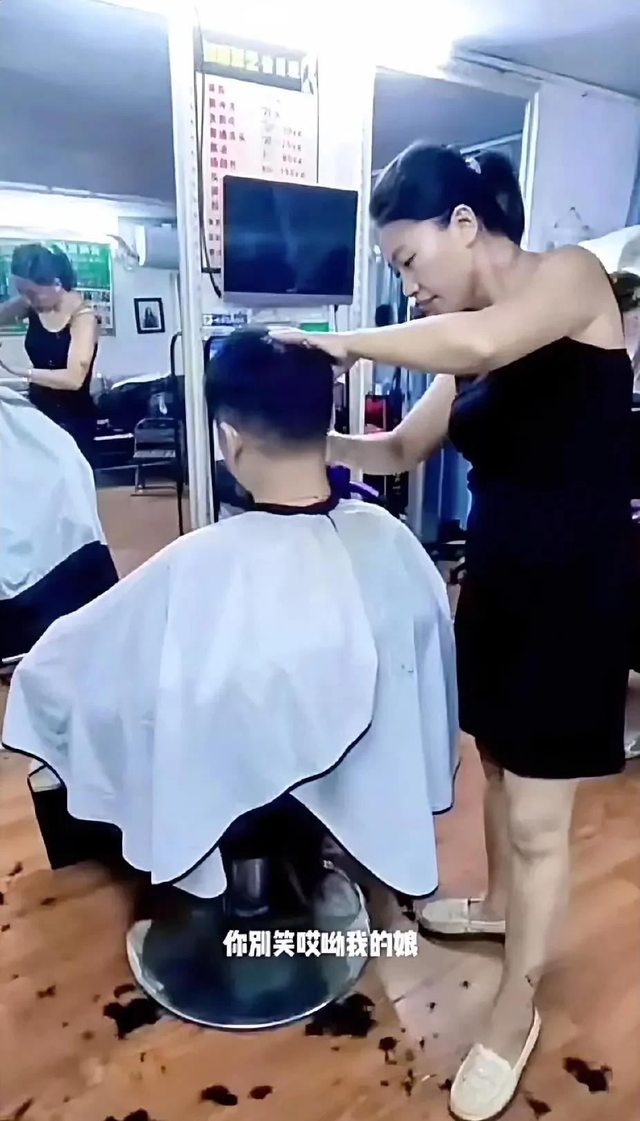 老板娘理发，是认真的理发师专注剪发瞬间，细节决定美发效果！原来的价格8块钱，