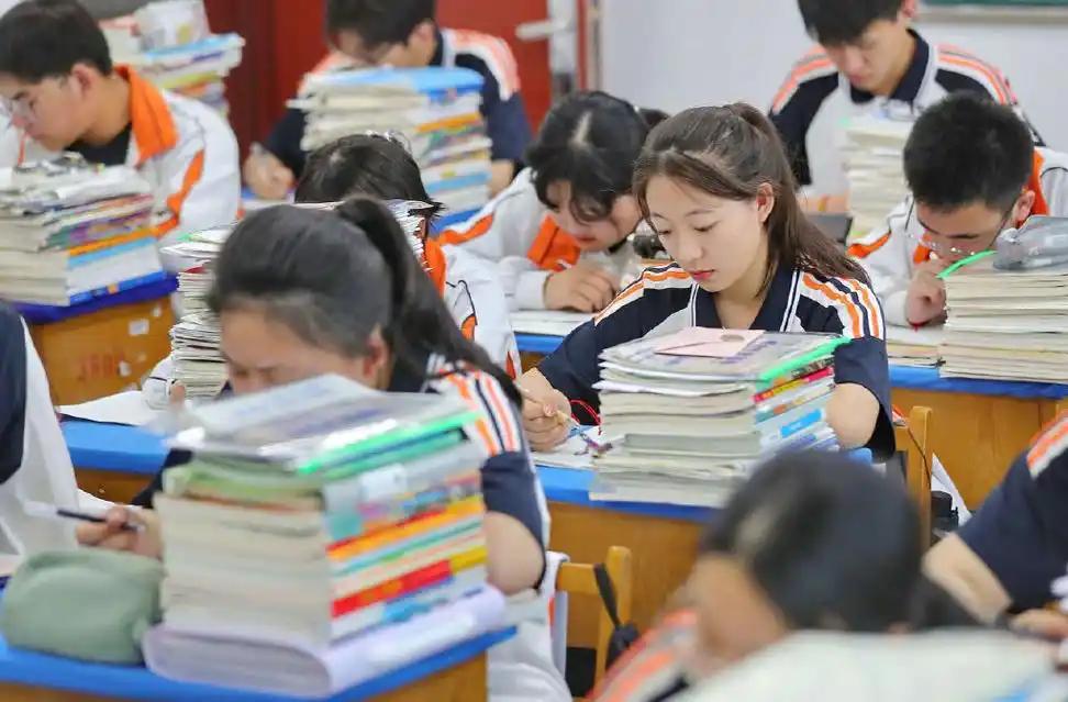 不是特别喜欢，女生就别再报师范类了“女孩子当老师多好啊，稳定、有寒暑假、方便