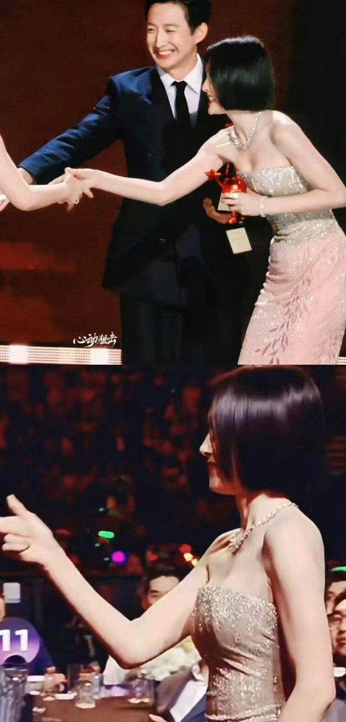 我跪了！第一次这么直观感受到….朵拉的肌肉线条也太好看了吧，光看后背，真的好薄一