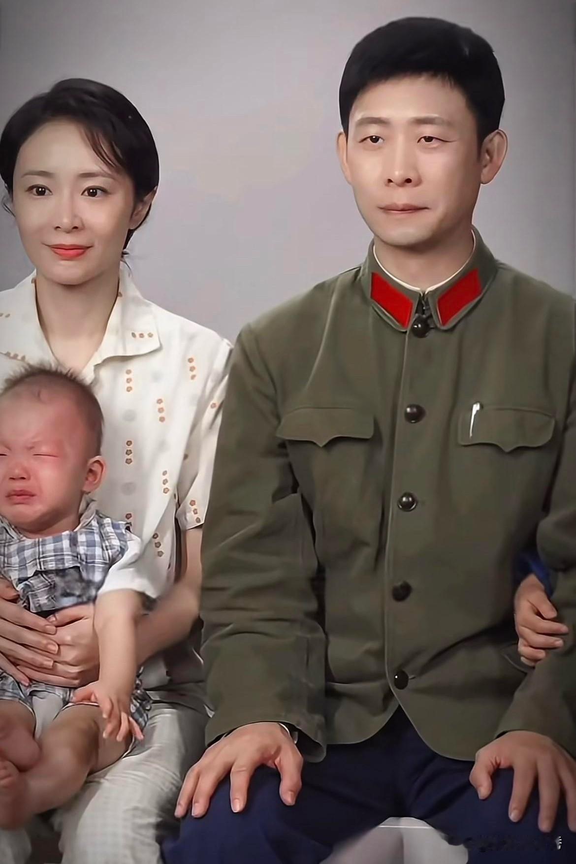 张译的“内敛”和高叶的“沉静”真是很“般配”，俩人都喜欢“低调”！张译穿着军