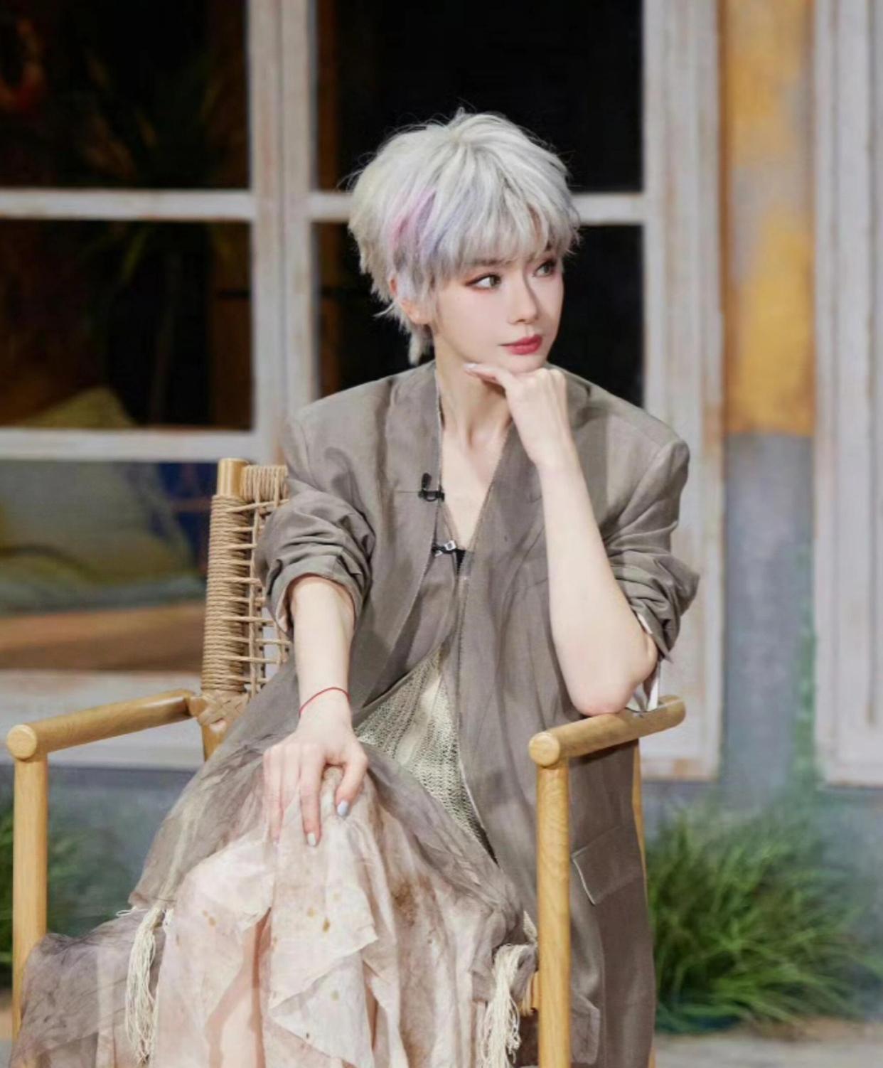 戚薇在《大侦探》里的造型也太美了吧！戚薇换了短发后让人眼前一亮，清爽利落的短发造