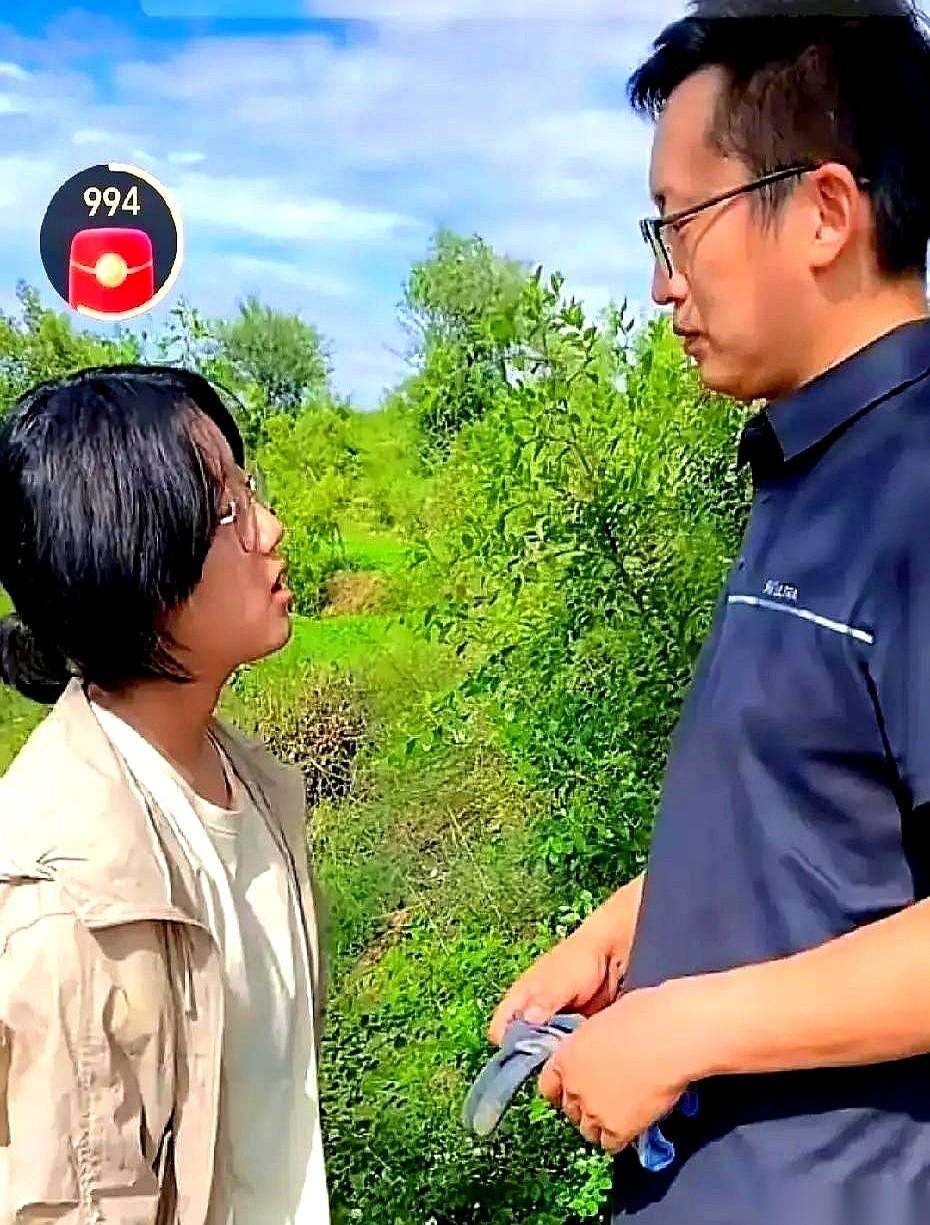 大人们的嘴，骗人的鬼。饭桌上拼命夸那俩捧着卷子狂刷的学霸丫头“有出息”，转头