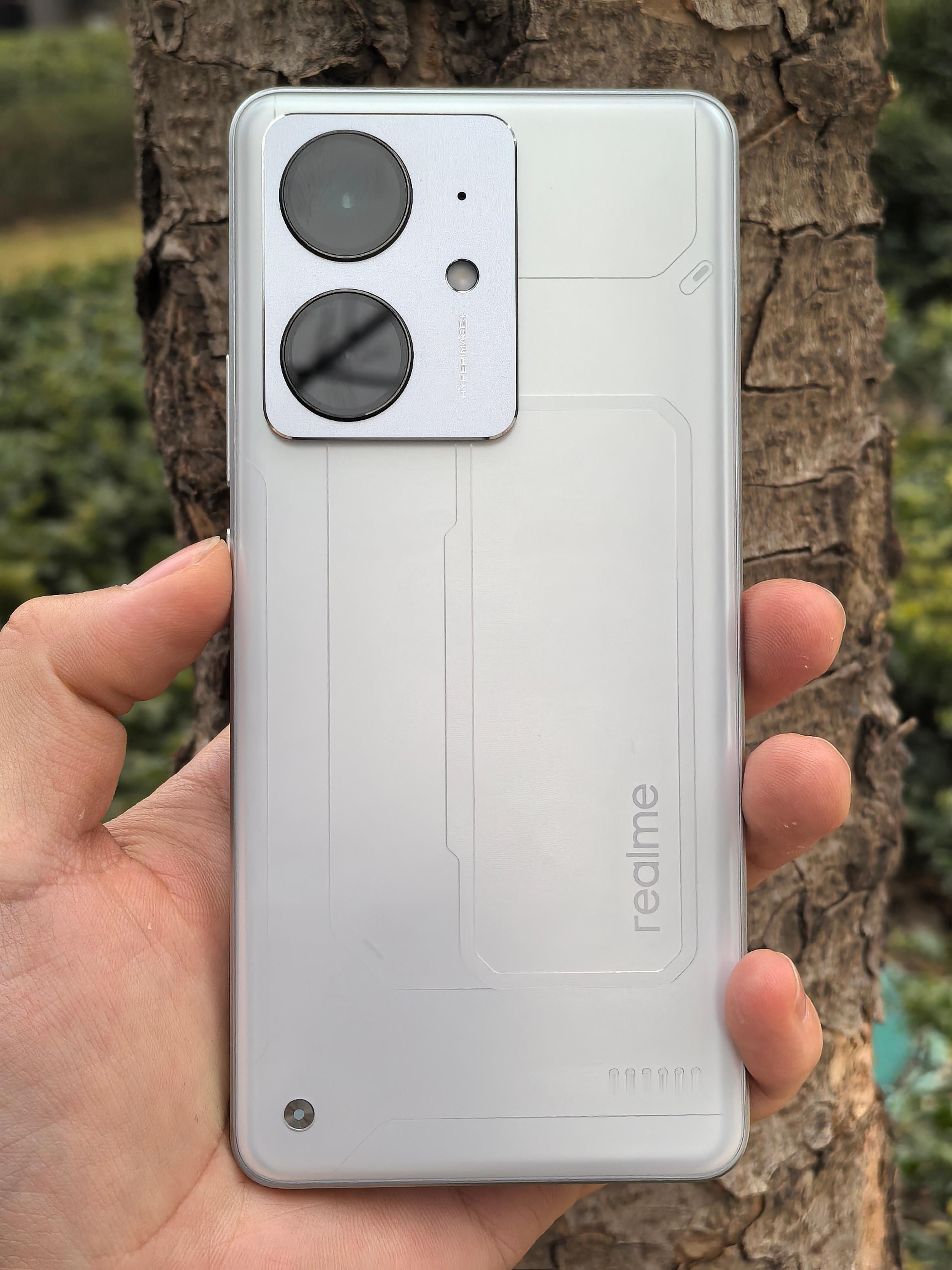 真我Neo7SE用着太省心了。上课记笔记、下课打游戏，屏幕看久了眼睛也不酸