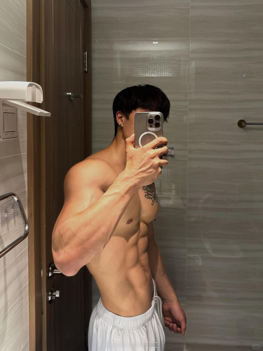 薄肌男孩