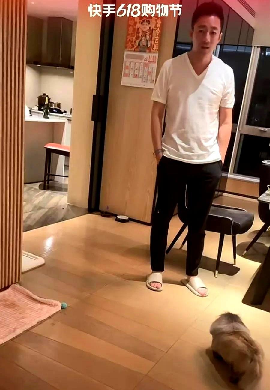 笑死啦！刚刚，汪小菲在直播的时候！狗狗菲宝拉地毯上了！汪小菲说，我们