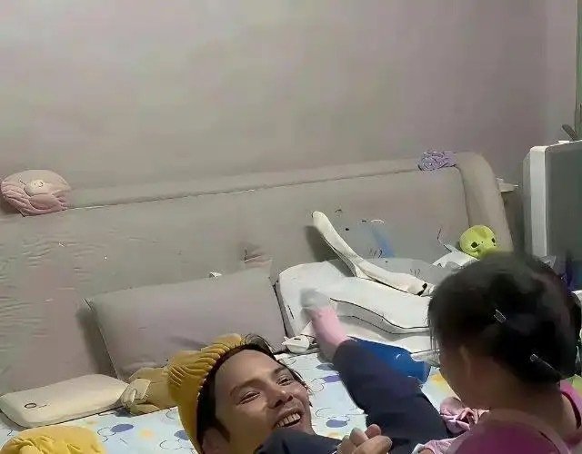 向佐每次晒自拍，家里都乱得特别真…实在看不懂有钱人的生活，这反差也太大了吧​