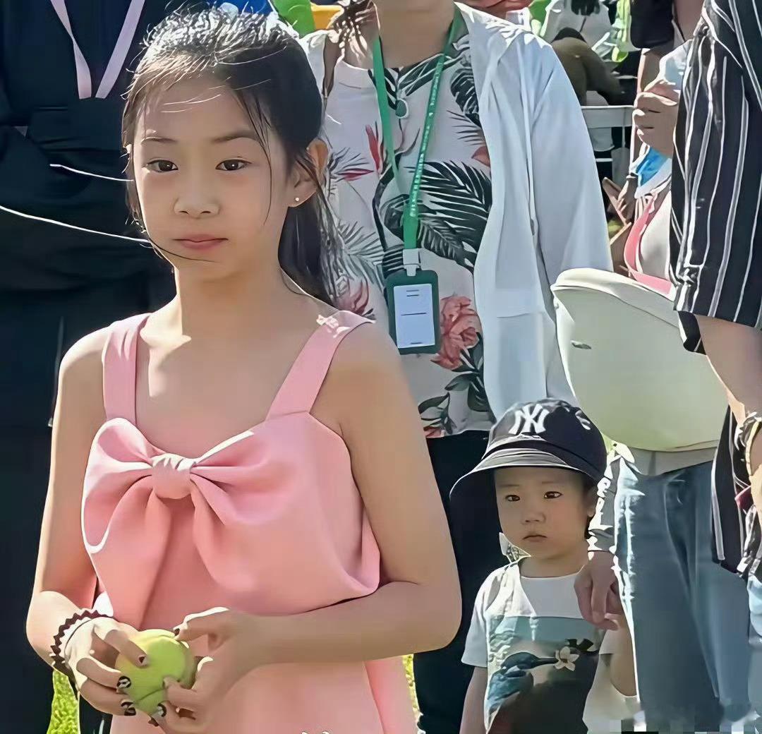 基因真的太神奇了明明小时候和妈妈一模一样，但长大后却更像爸爸了[