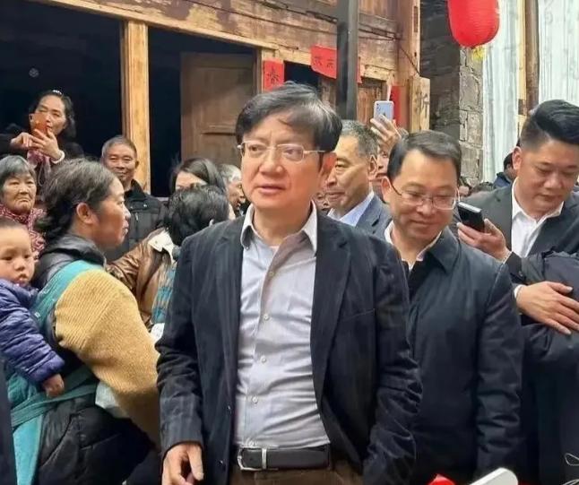 大家还记得当年的网红校长，外号“大炮”的郑强吗？他曾在衡水中学，当着三千多名校长