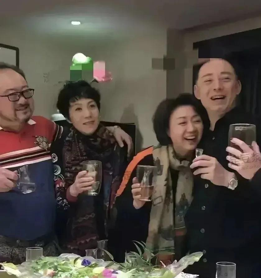 诽谤京剧演员李胜素居心何在近期，某些人借偷拍京剧演员李胜素的生活照来制造绯闻