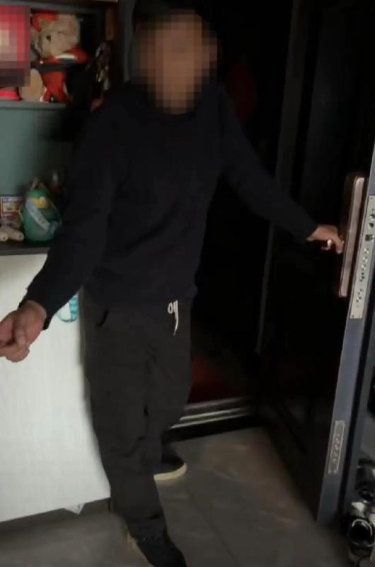 云南昭通，一名女子独自在家洗澡时，被30多岁醉酒陌生男子闯入拖拽至儿童房欲行