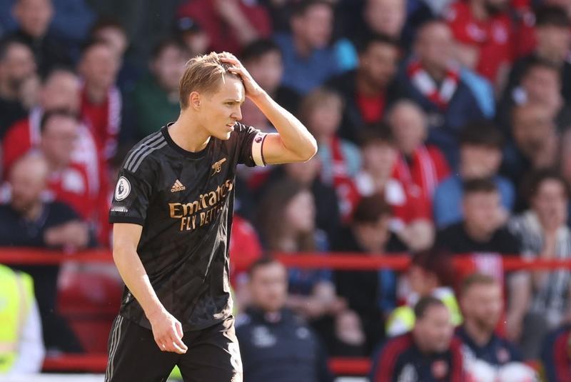 厄德高的拥护者还是太多了，不是埃泽的问题，是厄德高的粉丝太多了。现在阿森纳就两个