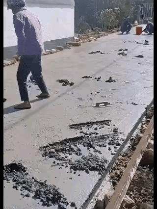 农村这样事还真不少？第一，有可能没占用他家房，没赔偿到，心里不平衡？第二，马路