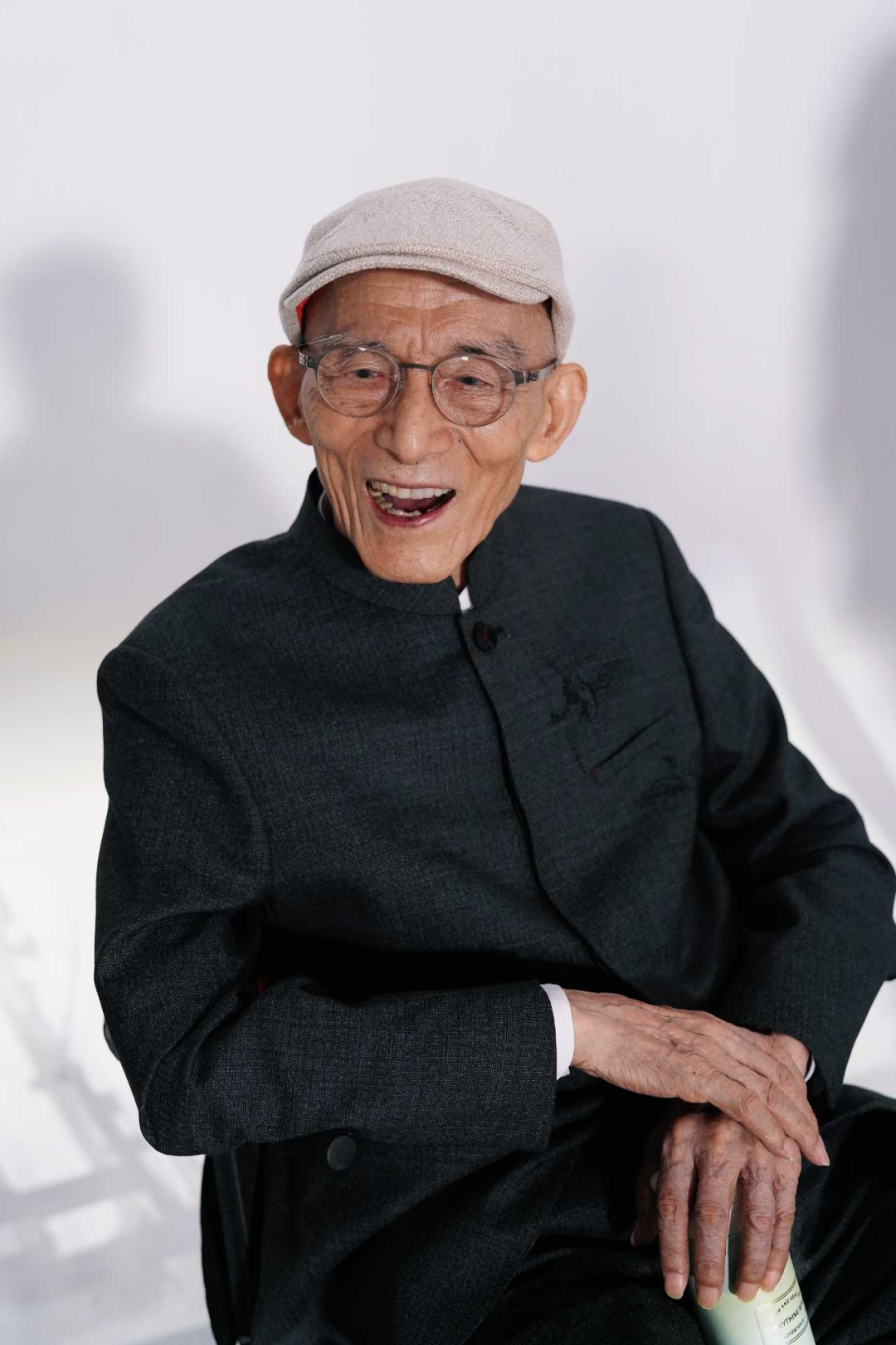 93岁游本昌离世，临终一句“我很舒服”，反倒被骂上热搜，这事儿真的戳中了太多人的痛点。老人临走前只说