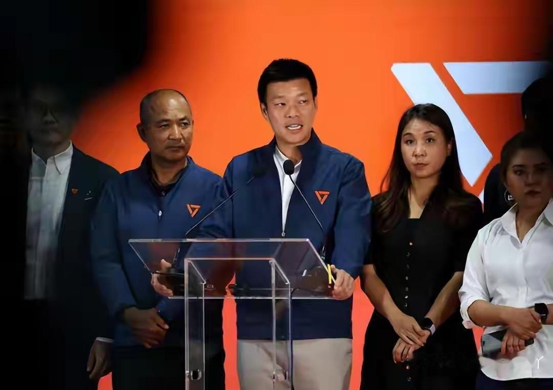 泰国人民党的44名议员，被官方裁定违宪。这事其实是老账新算，他们之前联名提议修改