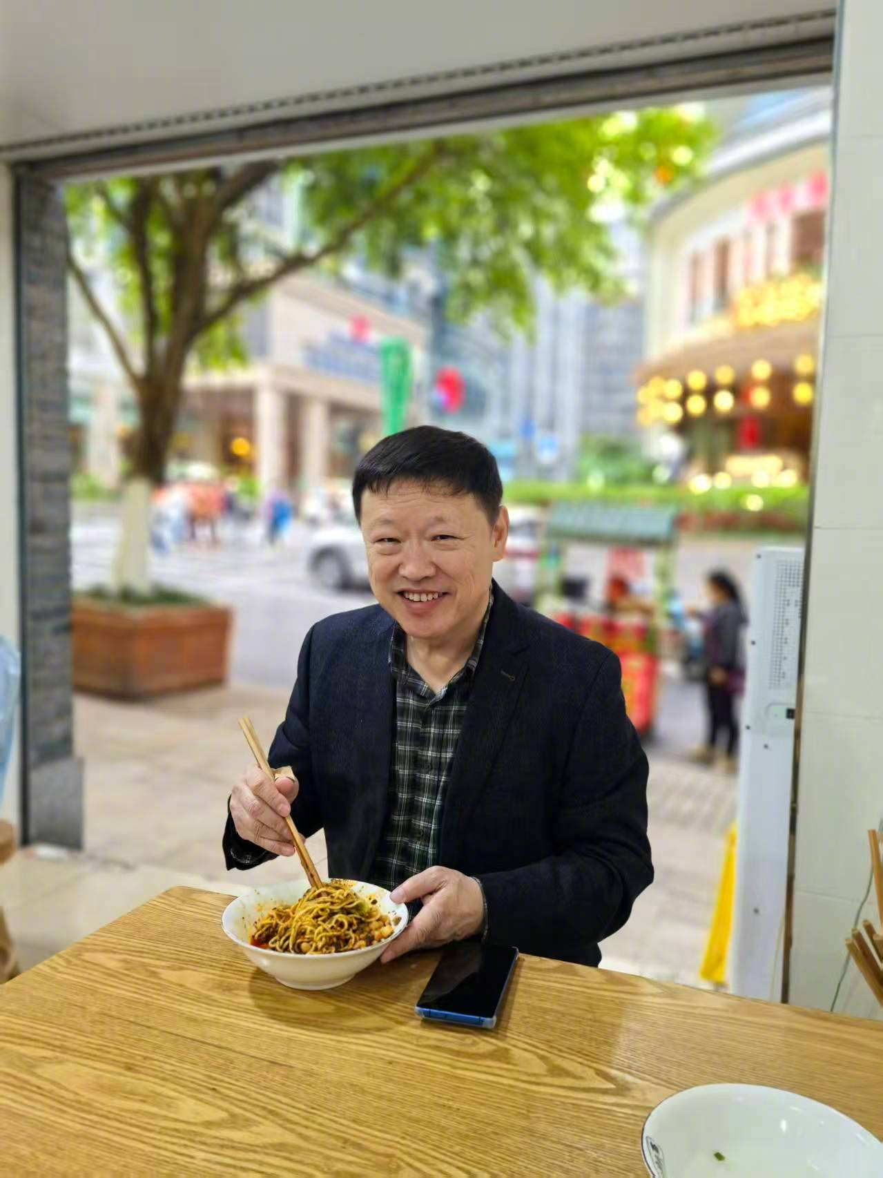 老胡在重庆街头吃地道的重庆小面，豁了，正常辣