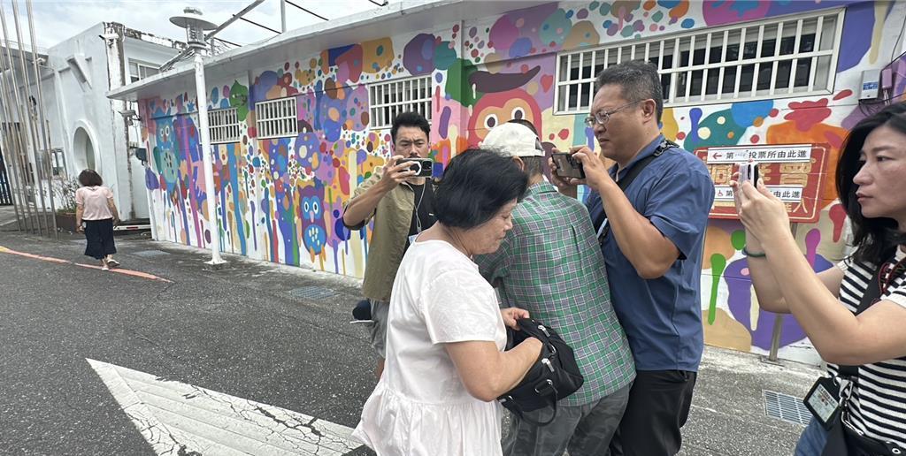 花莲投票爆冲突！叶霸遭激进妇人阻挡进入投开票所全台第一波罢免投票今天登场，花莲