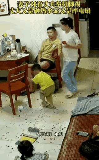 一个女人和丈夫吵架，丈夫坐在凳子上，没有说话，妻子对丈夫又是打又是骂。丈夫实在