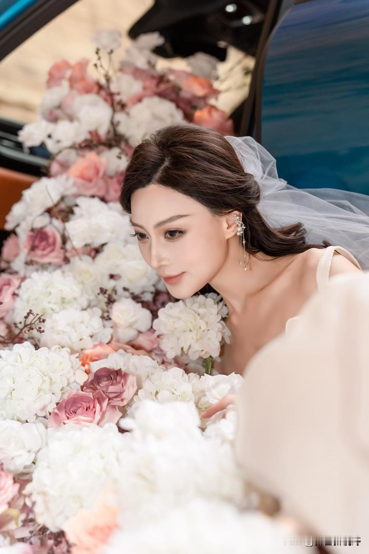 梦幻婚礼花海，新娘轻靠花丛，唯美动人！花海拍照穿搭推荐女生户外拍照如何摆姿势