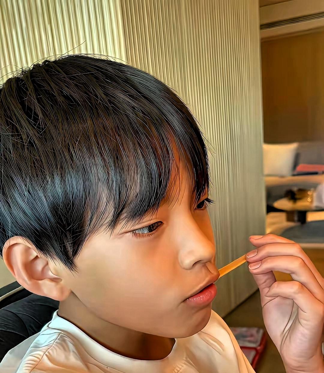 难得温馨！小菲放下琐事带三娃香港开启暑假之旅世间最好的家庭教育，从来不是物