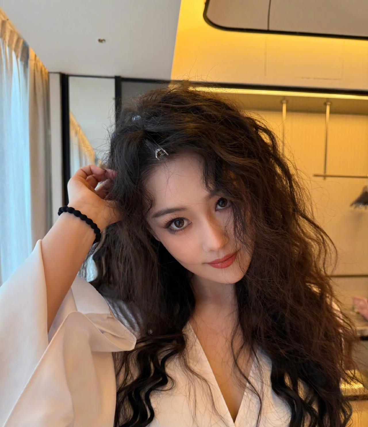 8月8日，张馨予在个人社交平台发文，主要分享了洗澡时看到了自己脚下出现了一只最害