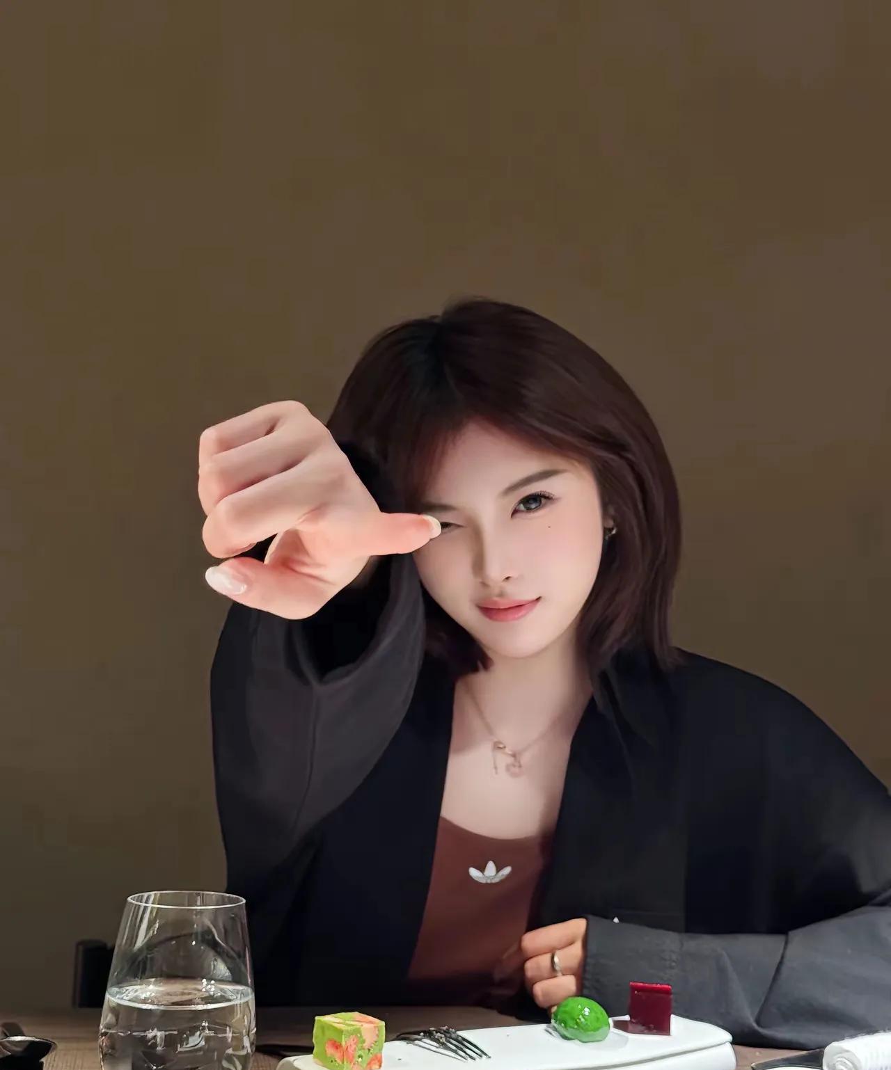 吴艳妮好拽呀！利落的短发，眼神里总有一股不服输的劲儿，嘴角微微一勾，是又