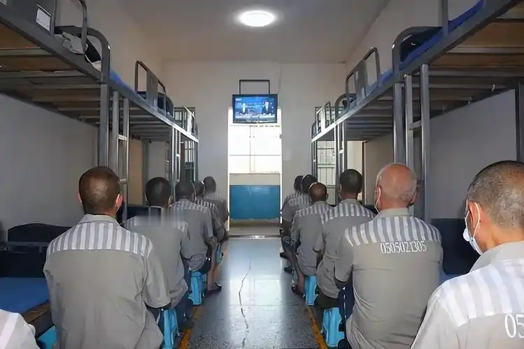 终身监禁的终点，并非死亡，而是衰老。当服刑人员年迈到步履蹒跚、难以进食、卧床不起时，监狱该如何处置？