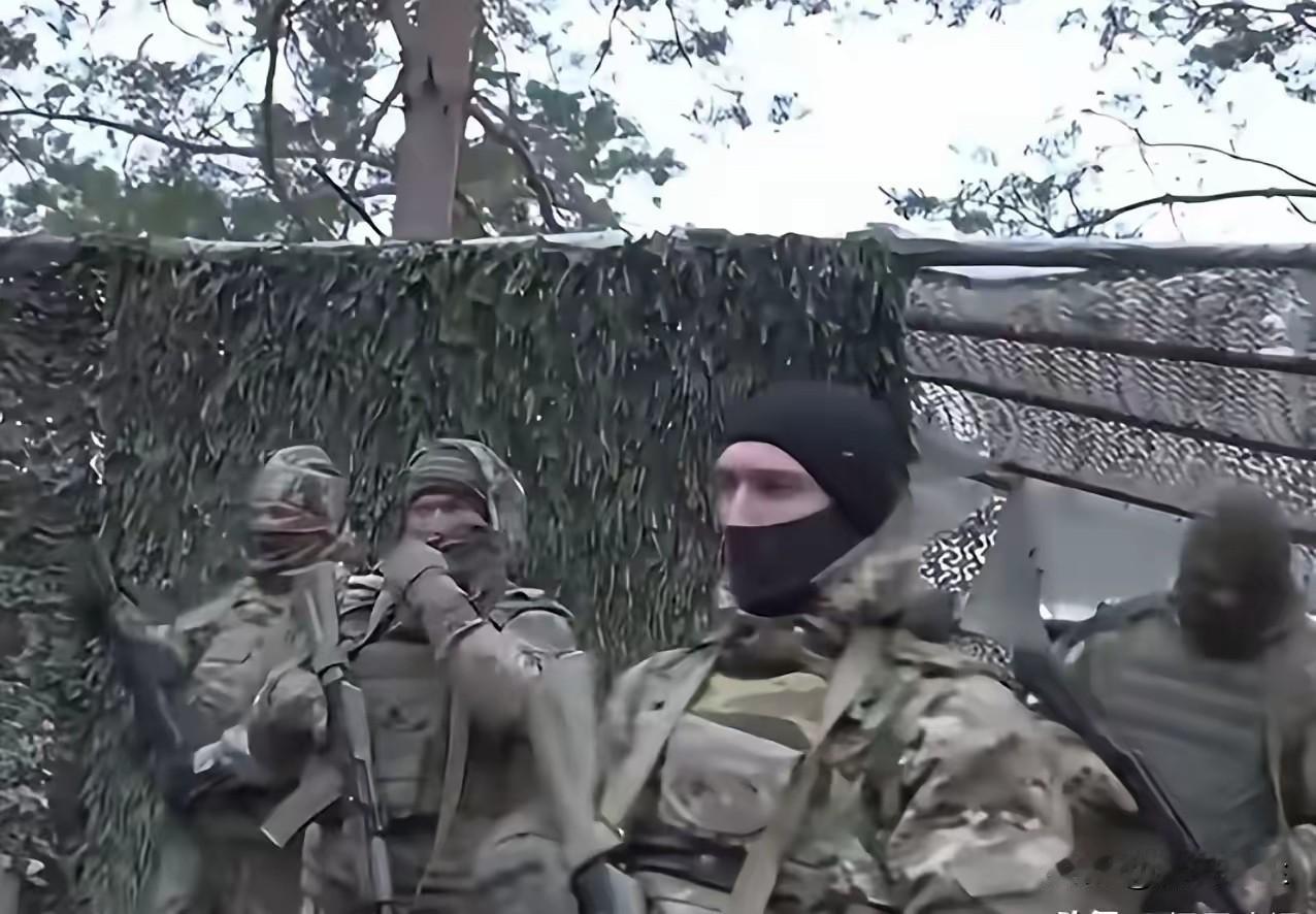 在波克罗夫斯克（红军城）弥漫的硝烟与废墟之下，战斗正以一种极端不对称的方式进行着