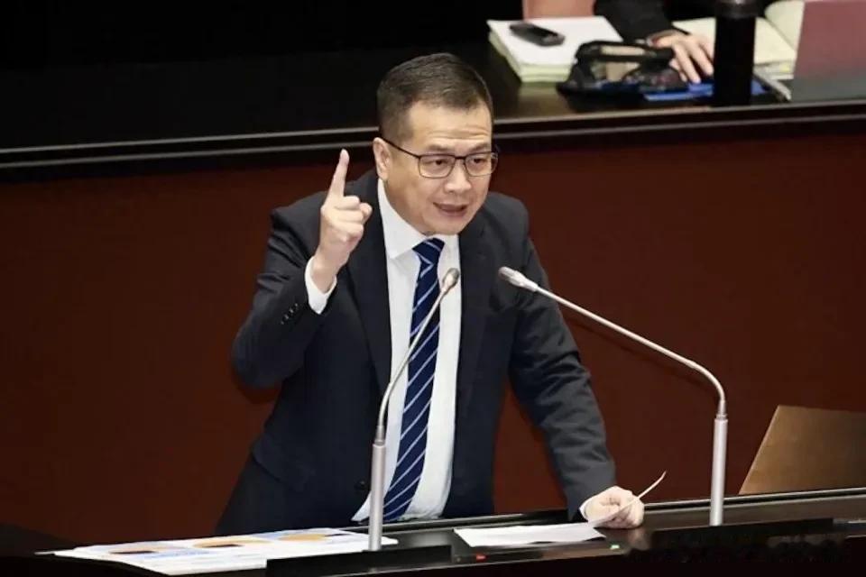 警民大对峙！罗智强怒斥绿营滥用检调台湾司法信任崩盘2025年8月30日，