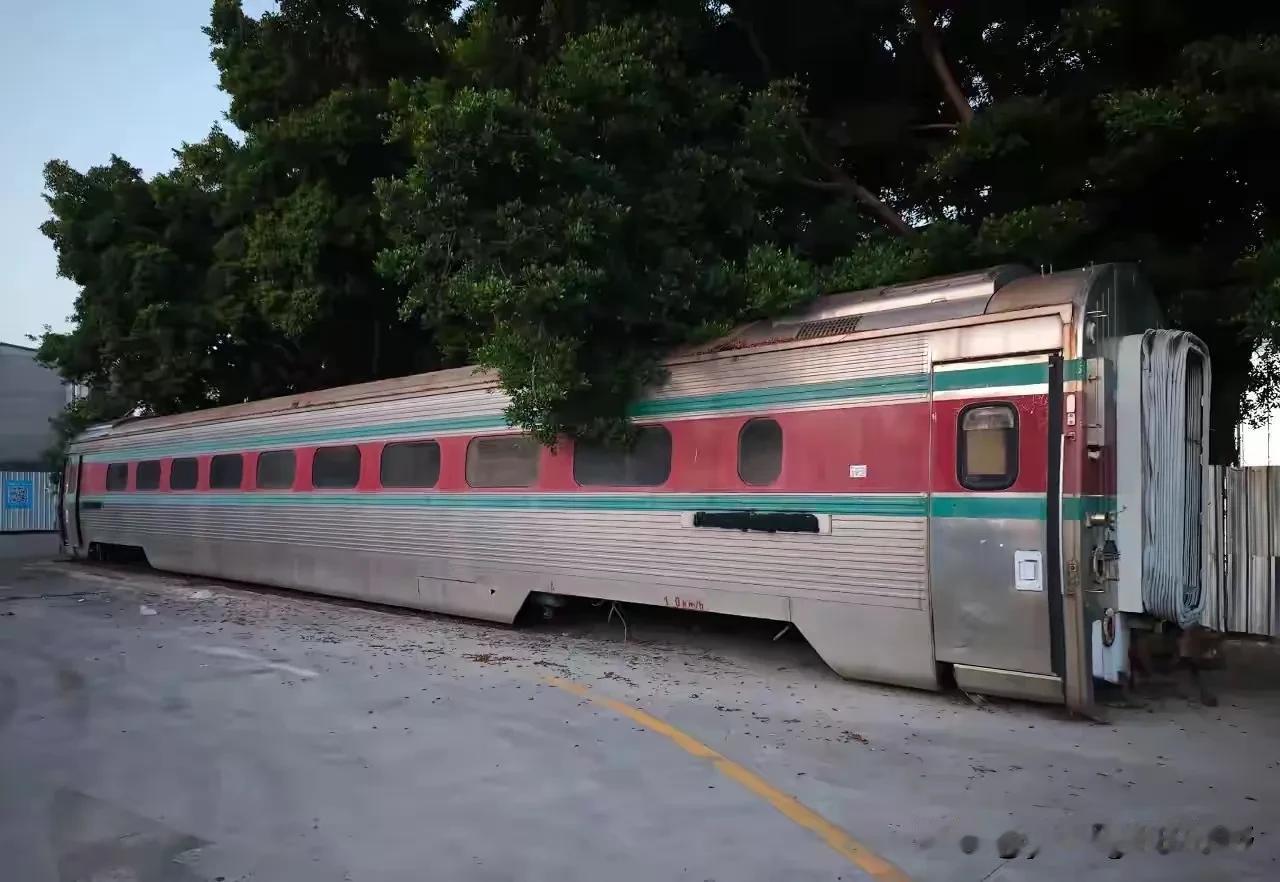 有火车迷在某个角落拍摄到的已经拆卸了转向架的25C客车车底。25C客车是我国铁路