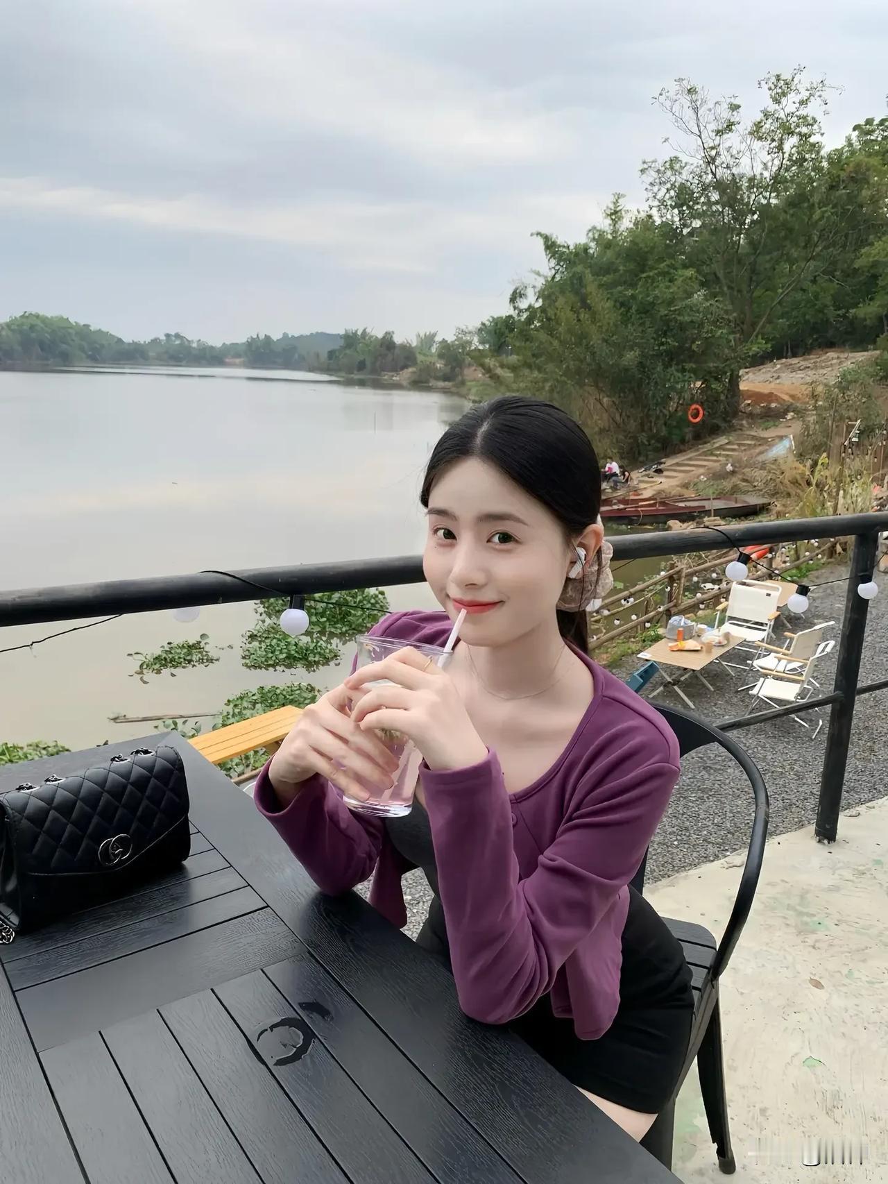 在你眼中我是否如初见时那般可爱多年后的初见我眼中你的模样初见在秋天我